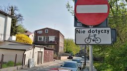 Pomiędzy ul. Szerwentke a Górną samochody mogą jechać wyłącznie w dół, natomiast rowerzyści w obu kierunkach