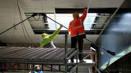 Epidemia doskwiera wszystkim, ale duże firmy, mimo spowolnienia na zagranicznych rynkach, wywiązują się z zawartych umów. Na zdjęciu budowa hali sportowej w Puławach, za którą odpowiada m.in. puławski Mostostal 