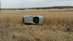 24-latka zjechała z jezdni i dachowała w rowie