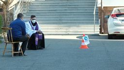  Ks. Artur Potrapeluk jest inicjatorem lubelskiej spowiedzi samochodowej. 