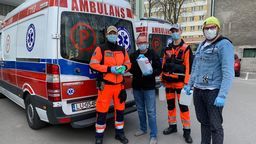 Paweł Szwajgier z kabaretu Smile (z prawej) od kilku dni dostarcza do jednostek służby zdrowia środki ochrony osobistej. Fani wpłacili już prawie 10 tys. zł na zorganizowaną przez lubelskich kabareciarzy zbiórkę