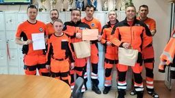 Twardzi ratownicy popłakali się ze wzruszenia. Dostali obiad opłacony z dziecięcej skarbonki