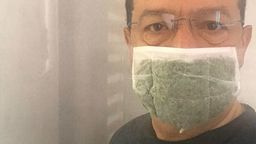 Dr hab. Mohamed Hazem Kalaji w swojej roślinnej masce