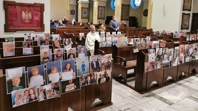 Lublin: Puste ławki w kościele zapełniły się zdjęciami parafian. Nietypowy prezent na urodziny proboszcza