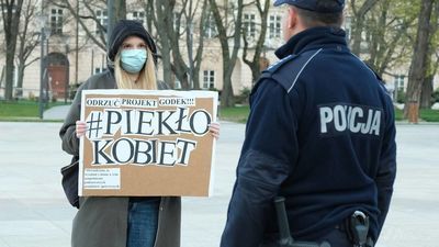 "Walczcie z wirusem, nie z kobietami!". Protest w Lublinie wobec projektu ustawy drastycznie zaostrzającej prawo aborcyjne