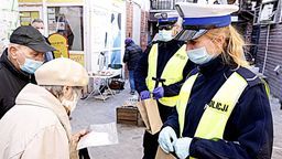 Lubelskie: Policjanci rozdawali mieszkańcom maseczki ochronne [wideo, zdjęcia]