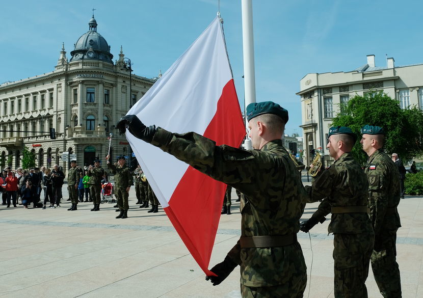 Na terenie RP flaga państwowa Rzeczypospolitej Polskiej ma zawsze pierwszeństwo przed wszystkimi innymi flagami