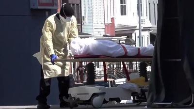 Prowizoryczna kostnica przy szpitalu w Nowym Jorku