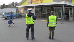 W sobotę i niedzielę policjantów wspomagali terytorialsi. 