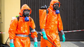 Odkażanie w zamojskim domu pomocy społecznej. Pracują wojskowi chemicy