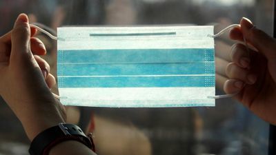 Dęblin kupił 5 tysięcy maseczek dla swoich mieszkańców. Rozdają je na miejskim targowisku