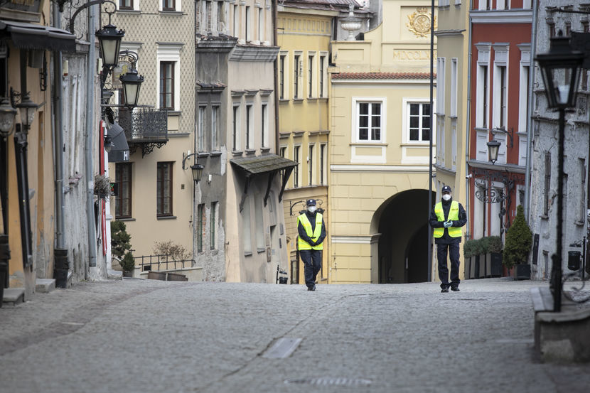 Policjanci patrolujący Stare Miasto w Lublinie