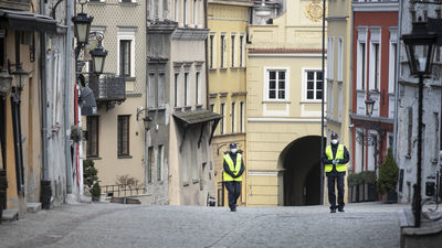 Policjanci patrolujący Stare Miasto w Lublinie