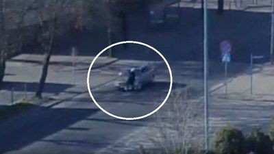 Pijany kierowca wjechał w kobietę na przejściu dla pieszych. Policja publikuje nagranie