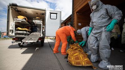 Ewakuacja podopiecznych Domu Pomocy Społecznej. Zarażonych było 55 osób