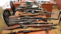 Niemiec w mundurze ukraińskiego generała z karabinami i granatami. Wpadł w Kazimierzu Dolnym