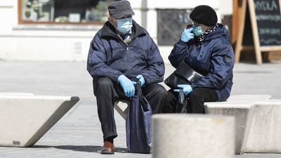 Nawet po zniesieniu ograniczeń będzie to na pewno inna rzeczywistość, niż ta, którą do tej pory znaliśmy. Uważam też, że powinny cały czas obowiązywać zalecenia dotyczące maseczek, nie tylko w maju czy czerwcu, ale też kolejnych miesiącach – mówi prof. Agnieszka Szuster-Ciesielska.
