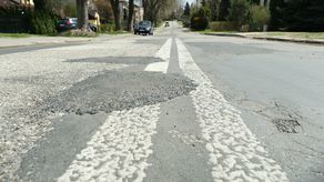 Przebudowa 500-metrowej ulicy Wiejskiej miała się rozpocząć tej wiosny, ale na razie się nie zacznie, bo miasto unieważniło przetarg na jej wykonanie