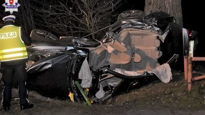 Samochód zjechał z drogi i uderzył w drzewo. 25-letni kierowca zginął na miejscu