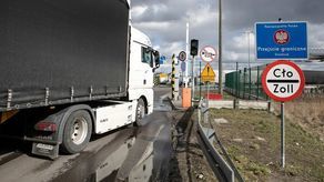 Dorohusk: Weterynarze śpią, a kolejka TIR-ów rośnie