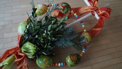 Niedziela Palmowa przypomina uroczysty wjazd Jezusa do Jerozolimy, którego tłumy witały zielonym gałązkami i okrzykami „Hosanna”