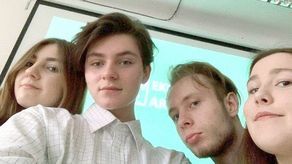 Ekoart: Julia, Kinga, Adam i Kamil. Przygotowali dla młodszych kolegów prelekcje dotyczące zagadnień ekologii, ekologicznego stylu życia, prawidłowej segregacji odpadów oraz recyklingu