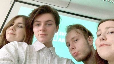 Ekoart: Julia, Kinga, Adam i Kamil. Przygotowali dla młodszych kolegów prelekcje dotyczące zagadnień ekologii, ekologicznego stylu życia, prawidłowej segregacji odpadów oraz recyklingu