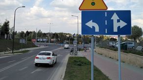 Dzisiaj na ul. Jantarowej jeden pas służy jadącym w lewo i tak ma pozostać