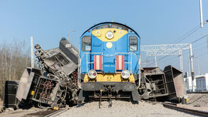 Pociąg, który wykoleił się w Motyczu sam zaczął jechać? Przyczyny wypadku bada specjalna komisja