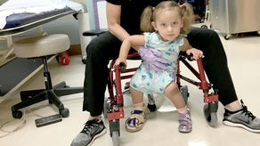 2-latka stawia pierwsze kroki w swoim życiu. "Wiktoria bardzo się cieszy, chce chodzić"