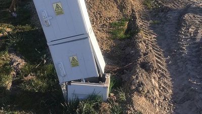 Rozbił auto na skrzynce elektrycznej. Nie odjechał daleko, bo zmorzył go sen