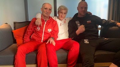 Adam Kulik (z prawej) razem ze swoimi trenerami – Władysławem Maciejewskim i Karoliną Michalczuk