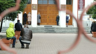 Podczas nabożeństwa w kościele nie może być więcej niż 5 osób (nie wliczając posługujących). Niektórzy modlili się pod świątyniami