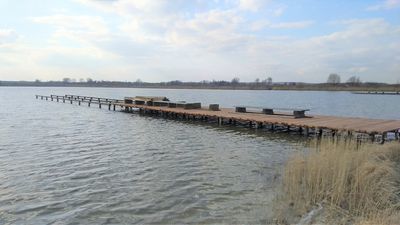 Zalew w Żółtańcach ma szerszą plażę i świeży piasek. Są też nowe deski na pomostach