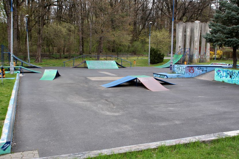 Skatepark w Puławach to obecnie zaniedbane miejsce, które nie przyciągało młodzieży nawet w czasach, kiedy wychodzenie z domu w celach sportowo-rekreacyjncych było w pełni legalne