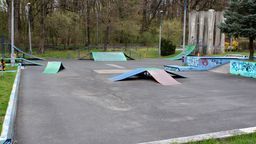 Skatepark w Puławach to obecnie zaniedbane miejsce, które nie przyciągało młodzieży nawet w czasach, kiedy wychodzenie z domu w celach sportowo-rekreacyjncych było w pełni legalne