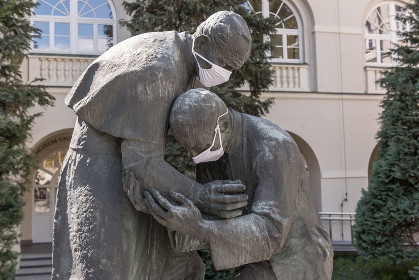 Pomnik Jana Pawła II i Stefana Wyszyńskiego na dziedzińcu KUL