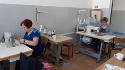 Nauczycielki szyją maseczki 