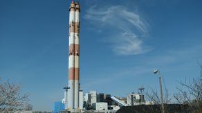 Zasadniczym elementem instalacji akumulatora ciepła będzie potężny zbiornik na wodę sieciową o wysokości około 62 m oraz średnicy około 25 m. Rozmiary planowanego zbiornika łatwo sobie wyobrazić porównując go do istniejących obiektów elektrociepłowni: sięgnie niemal do połowy wysokości komina