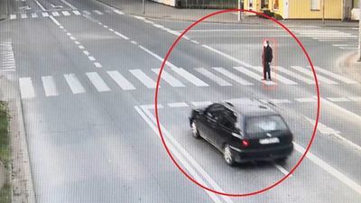 Czerwone światło, pieszy na przejściu i pijany 19-latek w volkswagenie golfie. Uciekał przed policjantem [wideo]