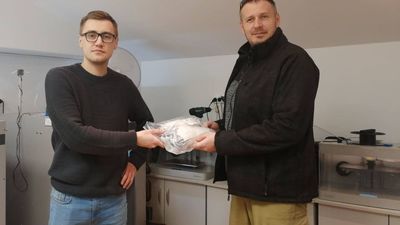 – Staramy się tym trudnym czasie łączyć działalność firmy z ochroną własnych pracowników i działalnością społeczną – mówi Michał Lizut (z lewej), który przekazuje gotowe maseczki Maciejowi Spozowskiemu, przewodniczącemu Zarządu Osiedla Stare Miasto w Zamościu