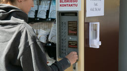 W Zamościu stanął pierwszy maseczkomat. Na ulicy nie ma osób z odsłoniętymi twarzami 