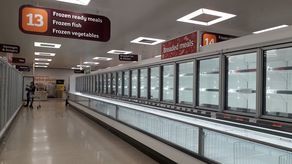 Dzień czy dwa przed decyzją o ograniczeniach, w internecie pojawiła się plotka, że rząd zamierza zrobić „lockdown” i wyprowadzić wojsko na ulice. Wiele osób spanikowało. Ludzie wykupili z supermarketów dosłownie wszystko. Półki opustoszały. Teraz już sytuacja się uspokoiła - opowiada Katarzyna Pawlak.