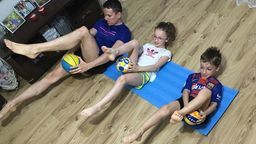 Mariusz Kwietniewski ćwiczy ze swoimi dziećmi. 