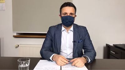 Prezydent Michał Litwiniuk w maseczce przed wystąpieniem do mieszkańców na facebookowym live 