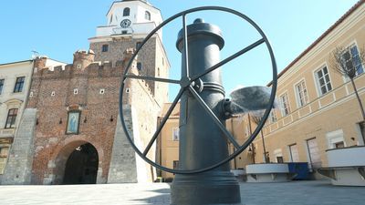 Lublin: Studnia już na swoim miejscu przed Bramą Krakowską