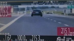 Pędził ponad 200 km/h na ekspresówce z Lublina do Warszawy. Nie zauważył, że mijał radiowóz [wideo]