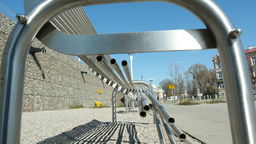 Wandale lub zbieracze złomu niszczą metalowe ławki na placu przy ul. Kunickiego