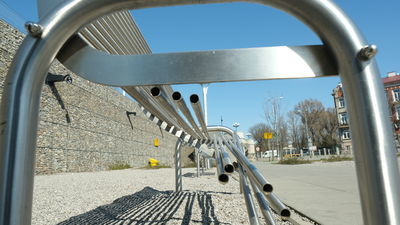 Wandale lub zbieracze złomu niszczą metalowe ławki na placu przy ul. Kunickiego