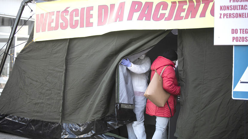 Pracownicy SOR zajmują się m.in. wstępną segregacją pacjentów w namiocie przed budynkiem szpitala<br />
